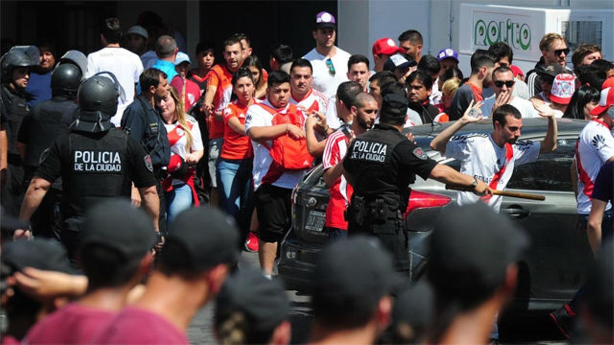 Batalla campal entre aficionados de River y la policía fuera del estadio