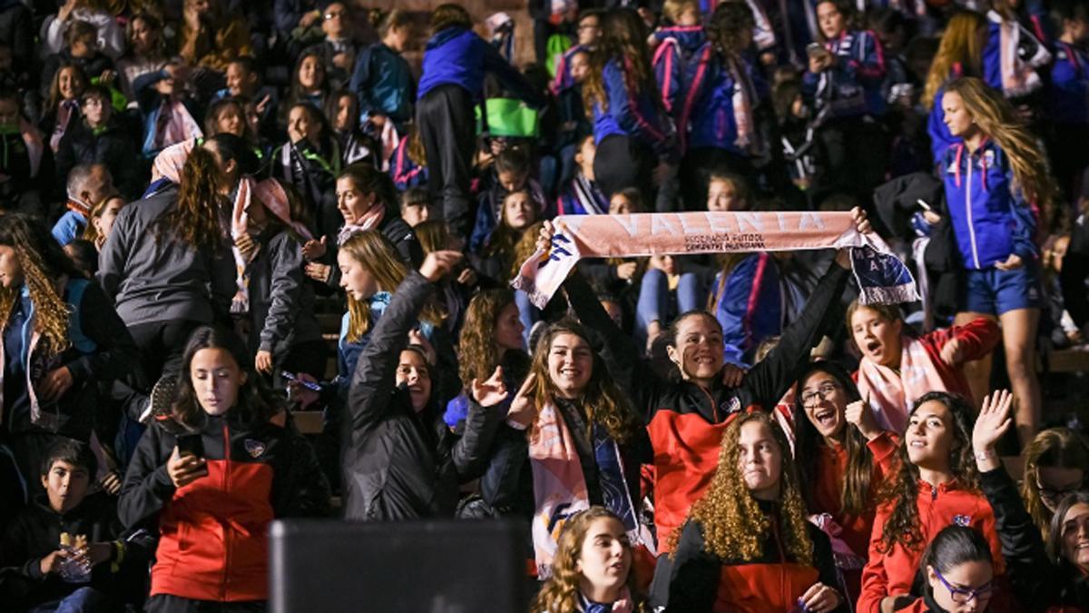 Imagen de una grada llena durante un partido de fútbol femenino