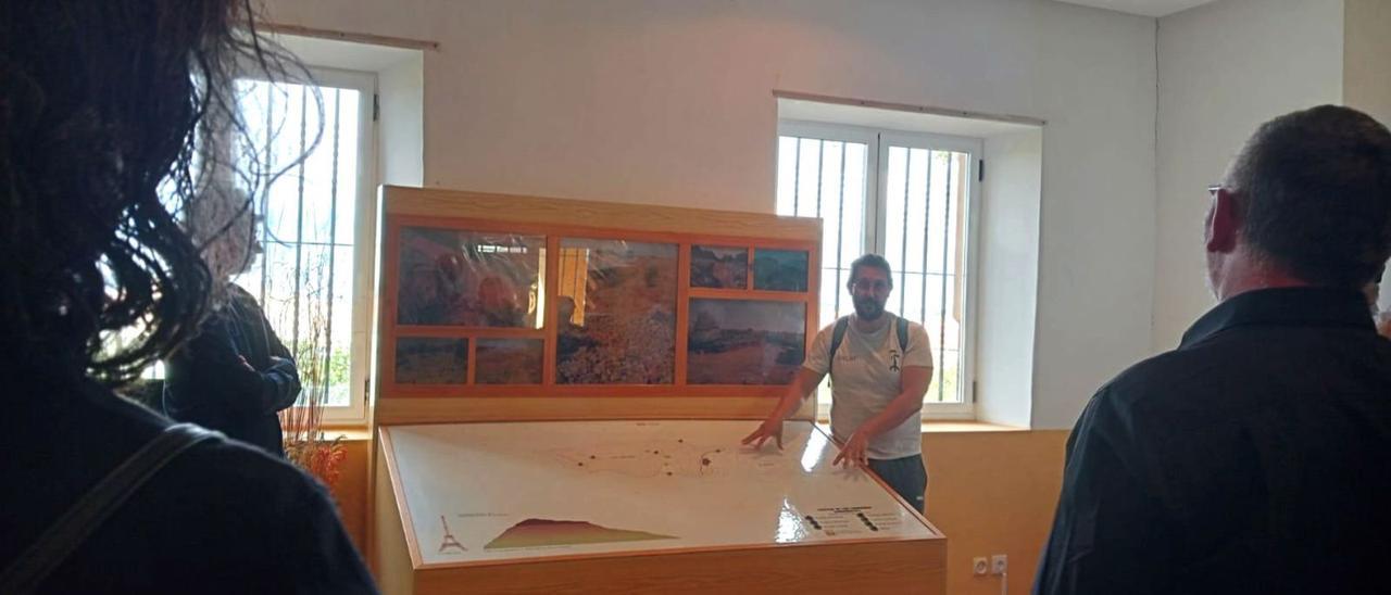 Visita al Aula Arqueológica del Castro de las Labradas de Arrabalde, tras años clausurada. | E. P.