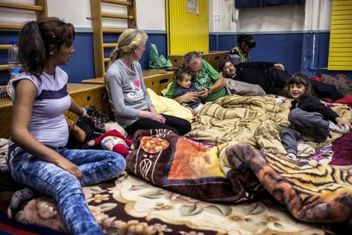 Una família al gimnàs d’una de les escoles ocupades a Lió.