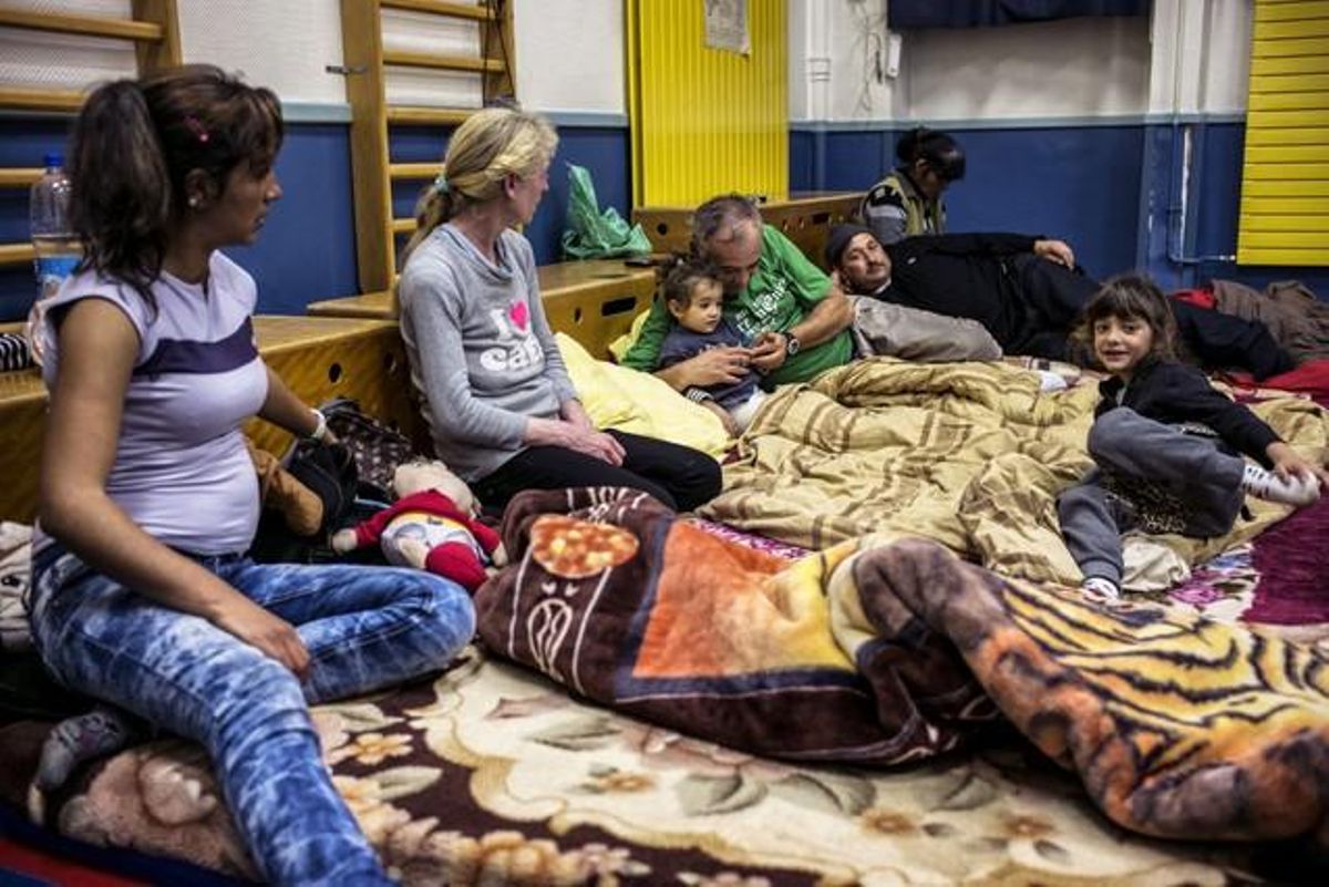 Una familia en el gimnasio de una de las escuelas ocupadas en Lyon.