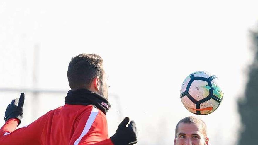 Viguera y Álex Bergantiños, haciendo un ejercicio ayer en Mareo.