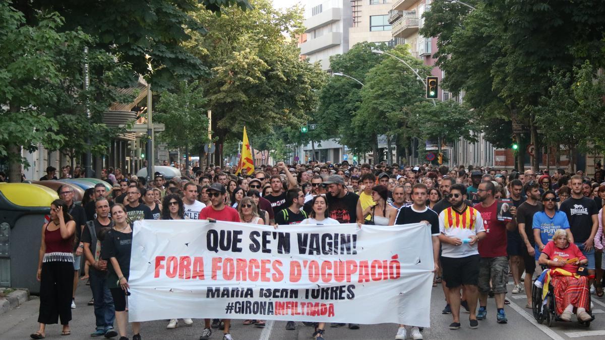 La cabecera de la manifestación en Girona en la Avenida Jaume