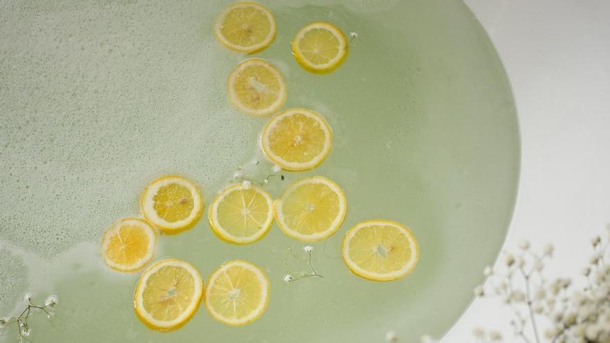 El motivo por el que cada vez más gente usa limones en el baño