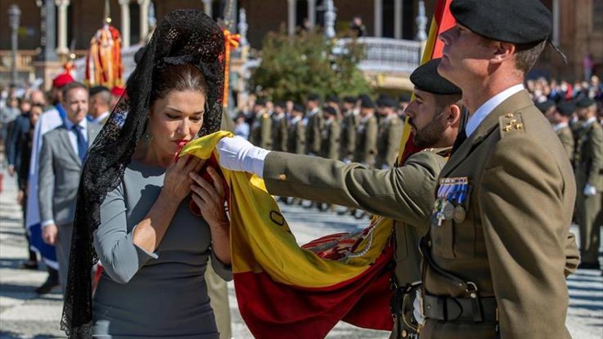 Dos mil civiles juran bandera en la plaza de España de Sevilla