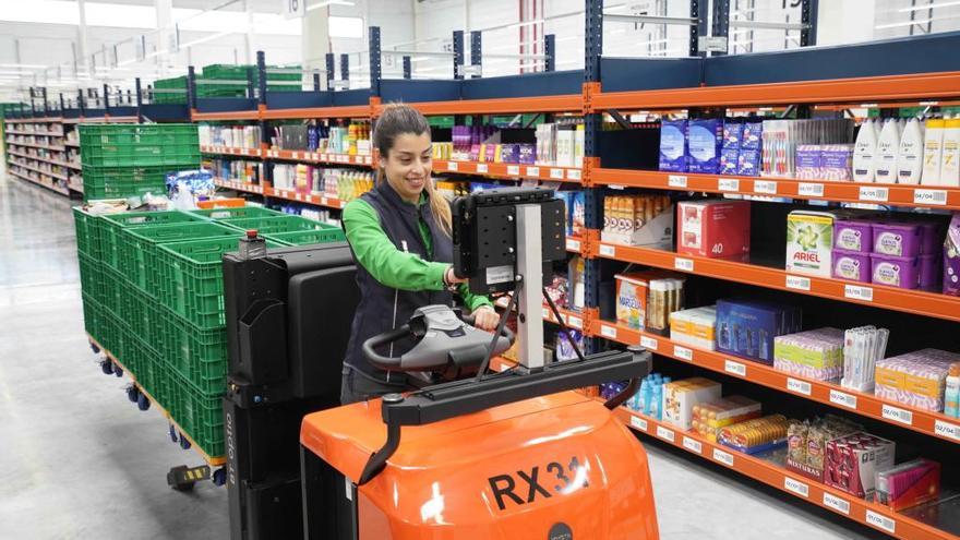 Trabajadora de Mercadona, en la «colmena» recién abierta en Barcelona.