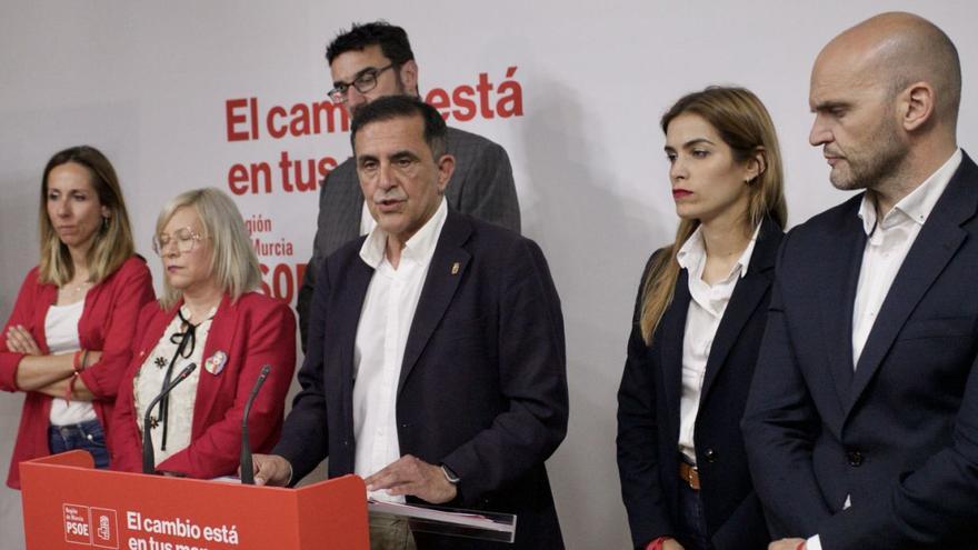 José Antonio Serrano (c), alcalde en funciones de Murcia, junto a parte de su equipo en el PSRM durante la noche electoral. | JUAN CARLOS CAVAL