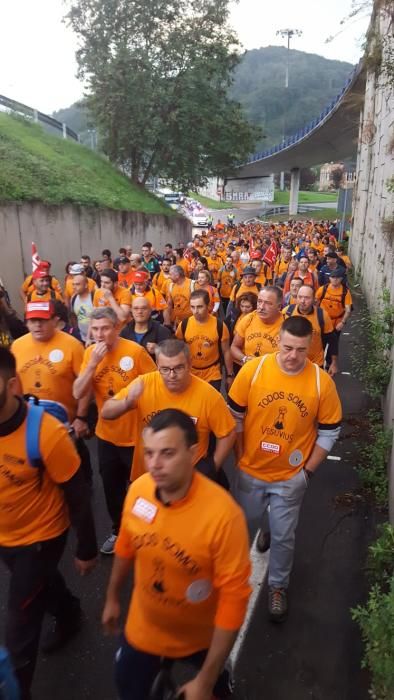 Los trabajadores de Vesuvius marchan a pie desde la fábrica de Riaño hasta la Junta.