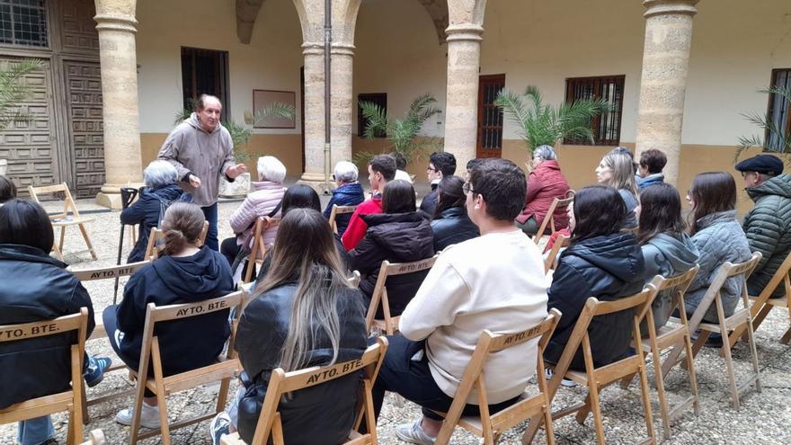 El escritor Agustín de Andrés, recitando un poema en la parada realizada en el patio del Hospital de la Piedad. | E. P.