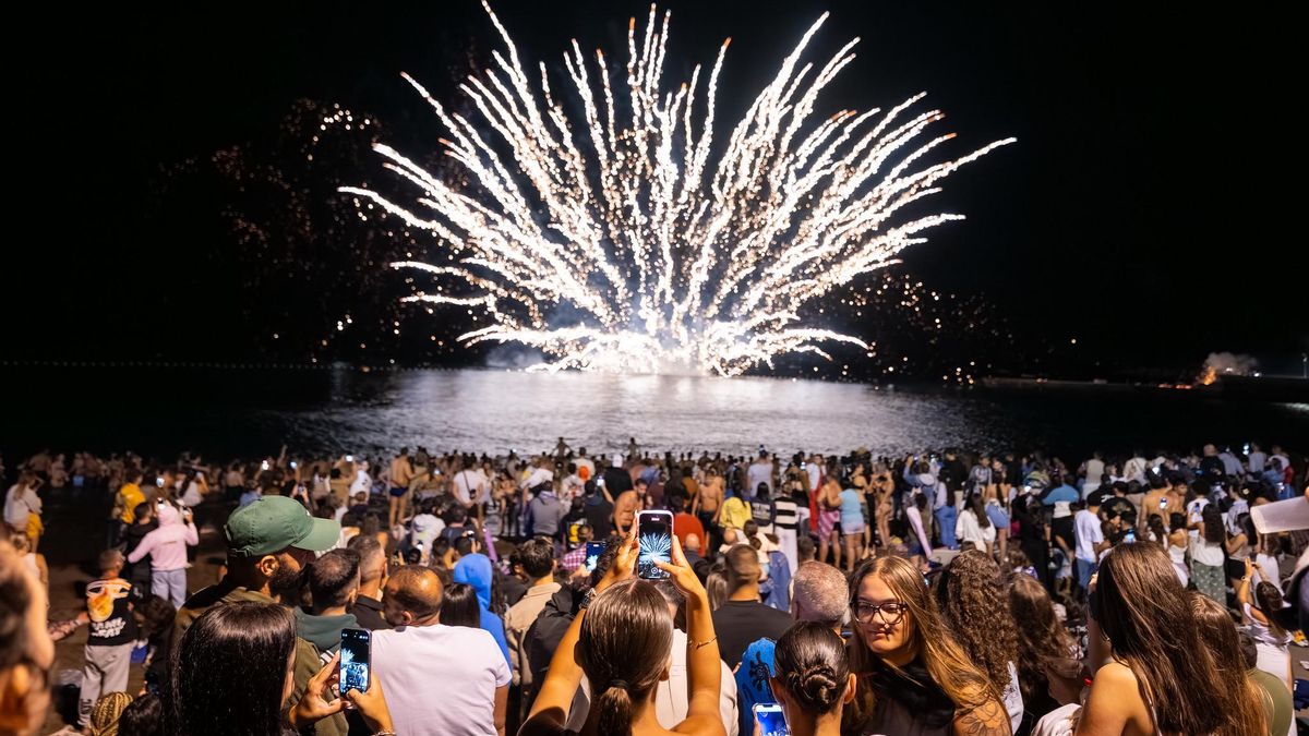 Fuegos artificiales acuáticos en la Noche de San Juan