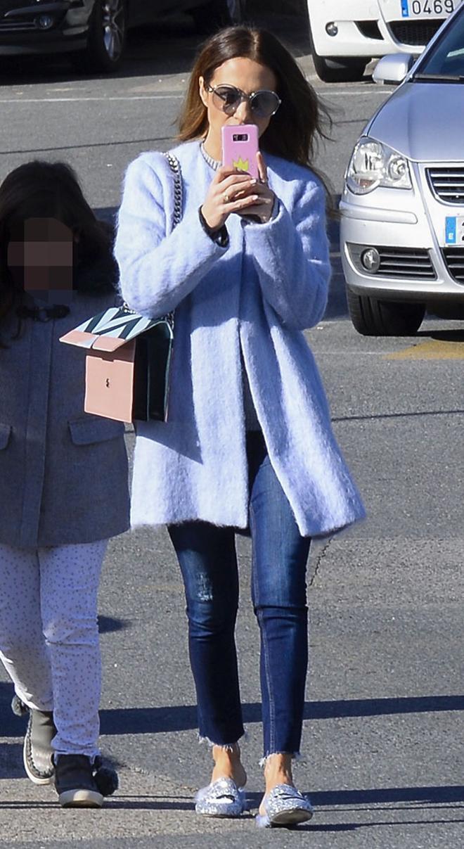 Paula Echevarría con abrigo azul añil de Zara