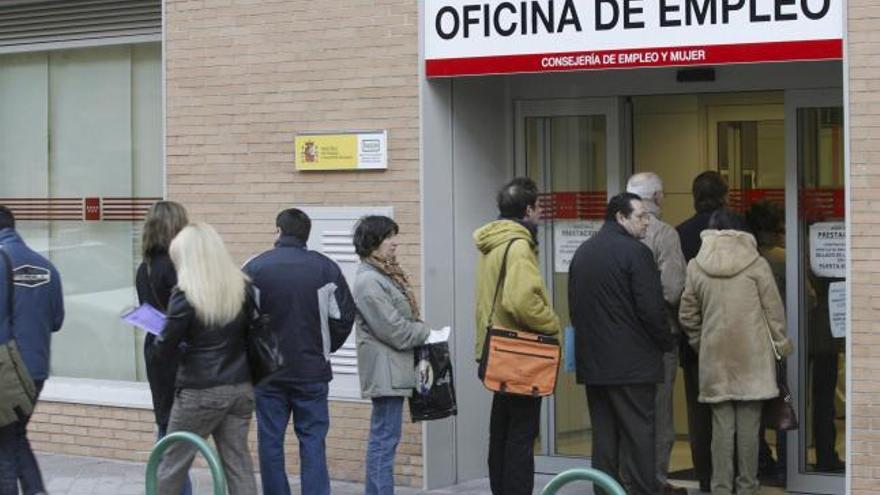 Cola de parados en la Oficina de Empleo en Zamora.