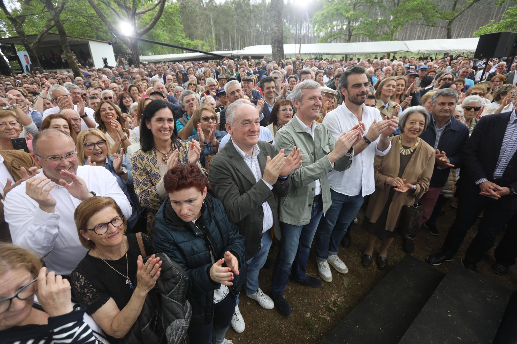 Feijóo se da un baño de masas a su regreso a Galicia