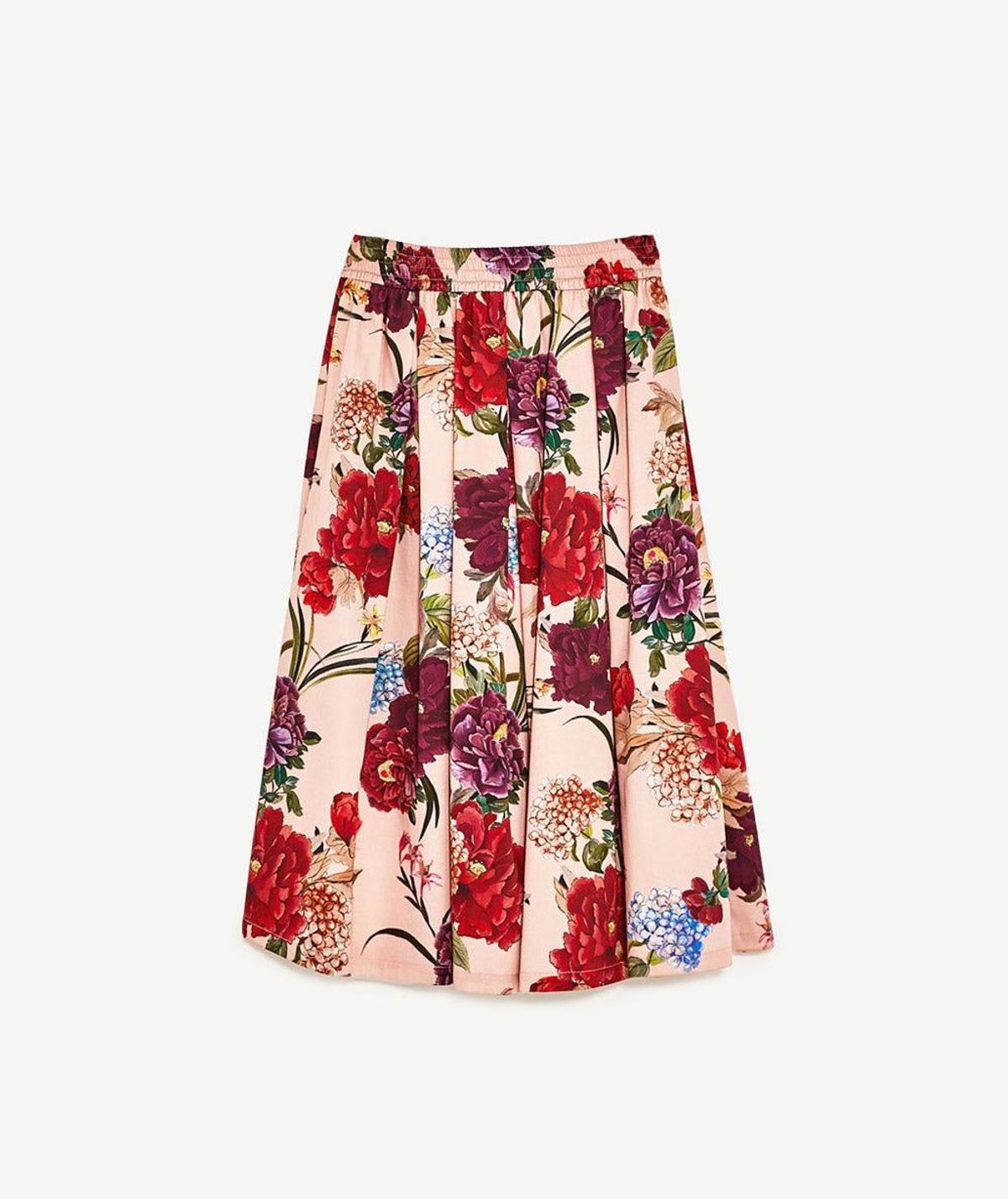 Falda floral de Zara (Precio: 39,95 euros)