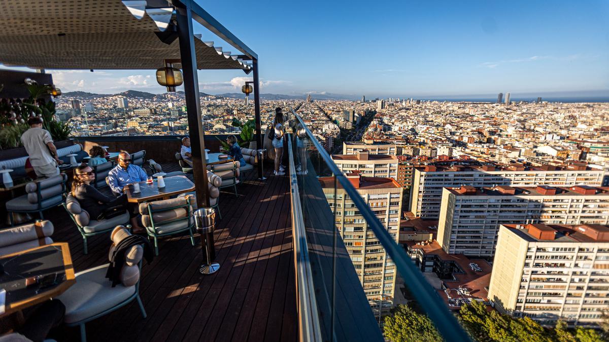 Vistas desde la zona de bar y restaurante de The Rooftop, en la planta 25 del Nobu Barcelona.