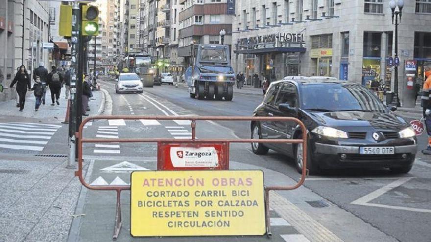 Las obras en el Coso obligan a los coches a circular por el carril bici