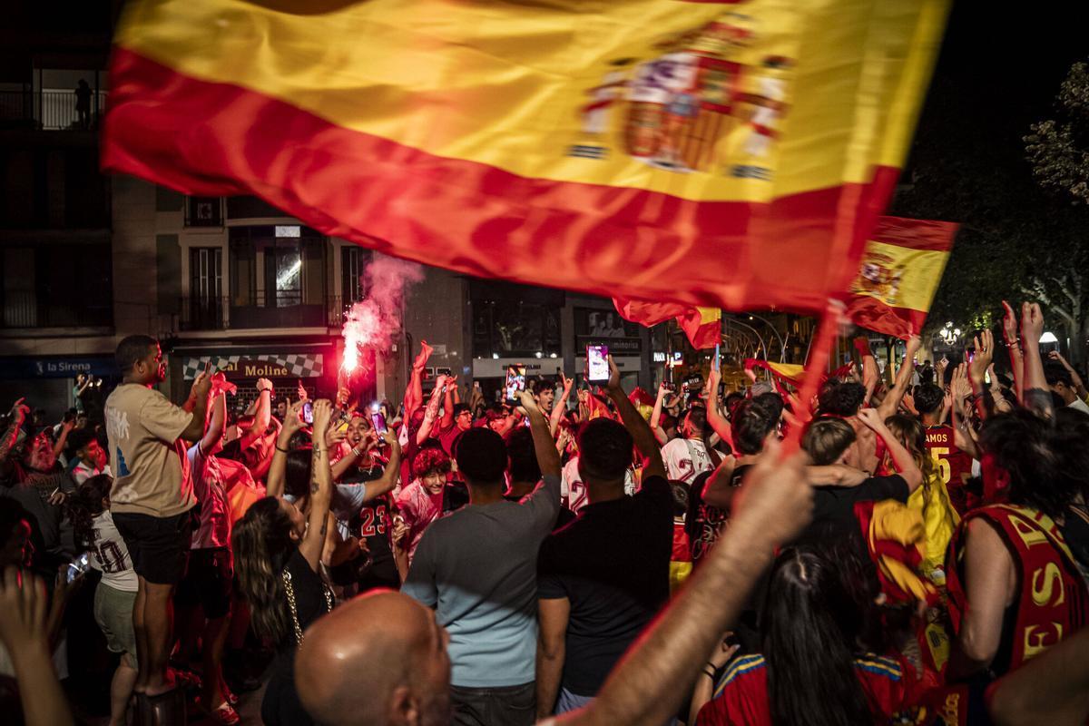Les millors imatges de la celebració a Manresa del triomf de la Roja al Mundial