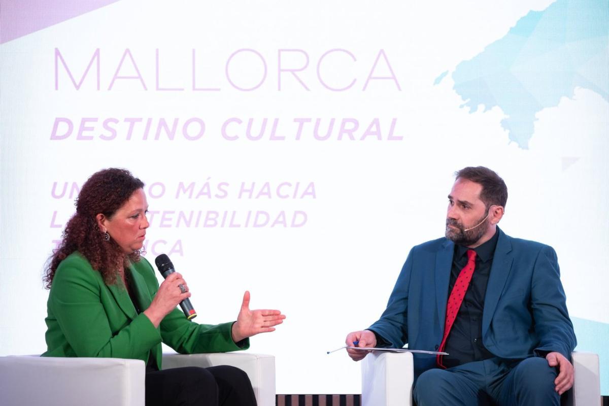 La presidenta del Consell de Mallorca, Catalina Cladera, responde a una pregunta formulada por Armando Huerta, director de Comunicación de Prensa Ibérica.