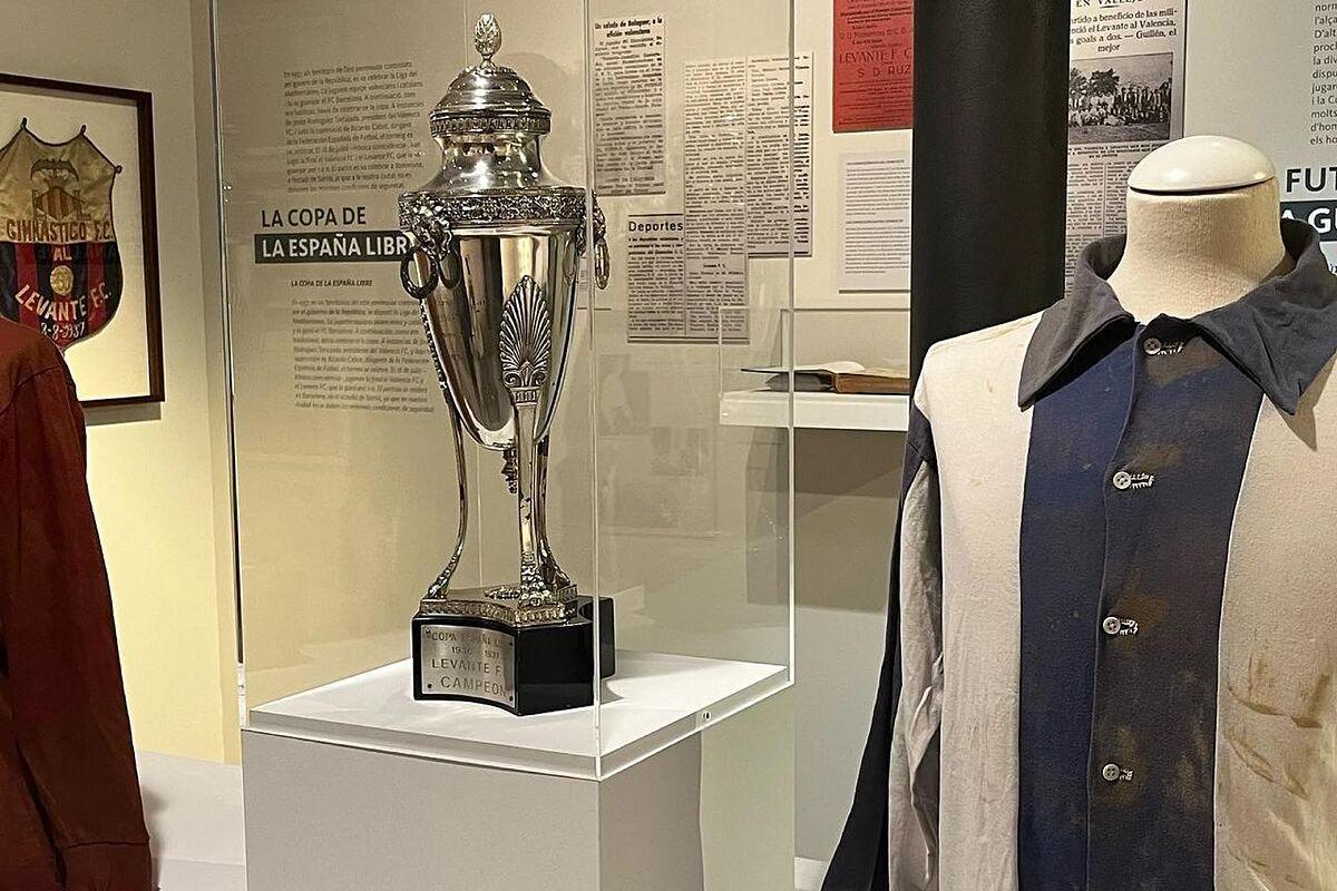 La mítica equipación blanquiazul del Levante FC y el trofeo de la Copa de la España Libre de 1937