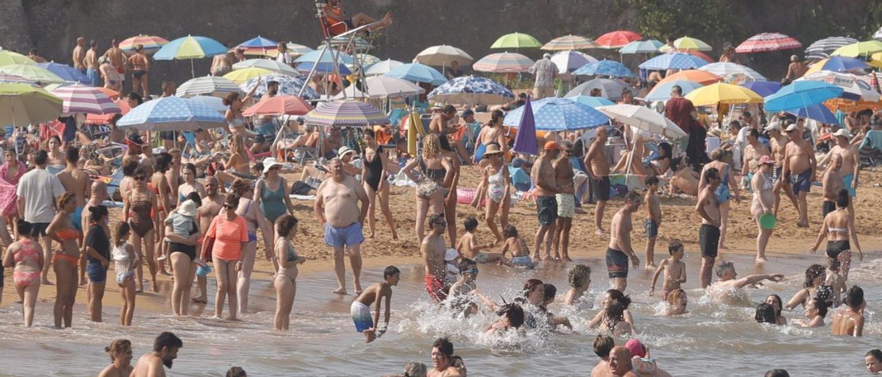 Uno de los socorristas de la playa de Luanco, ayer. | Miki López