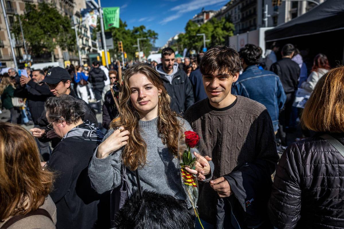 Una pareja en actitud cariñosa, por las calles de Barcelona, durante la jornada de Sant Jordi