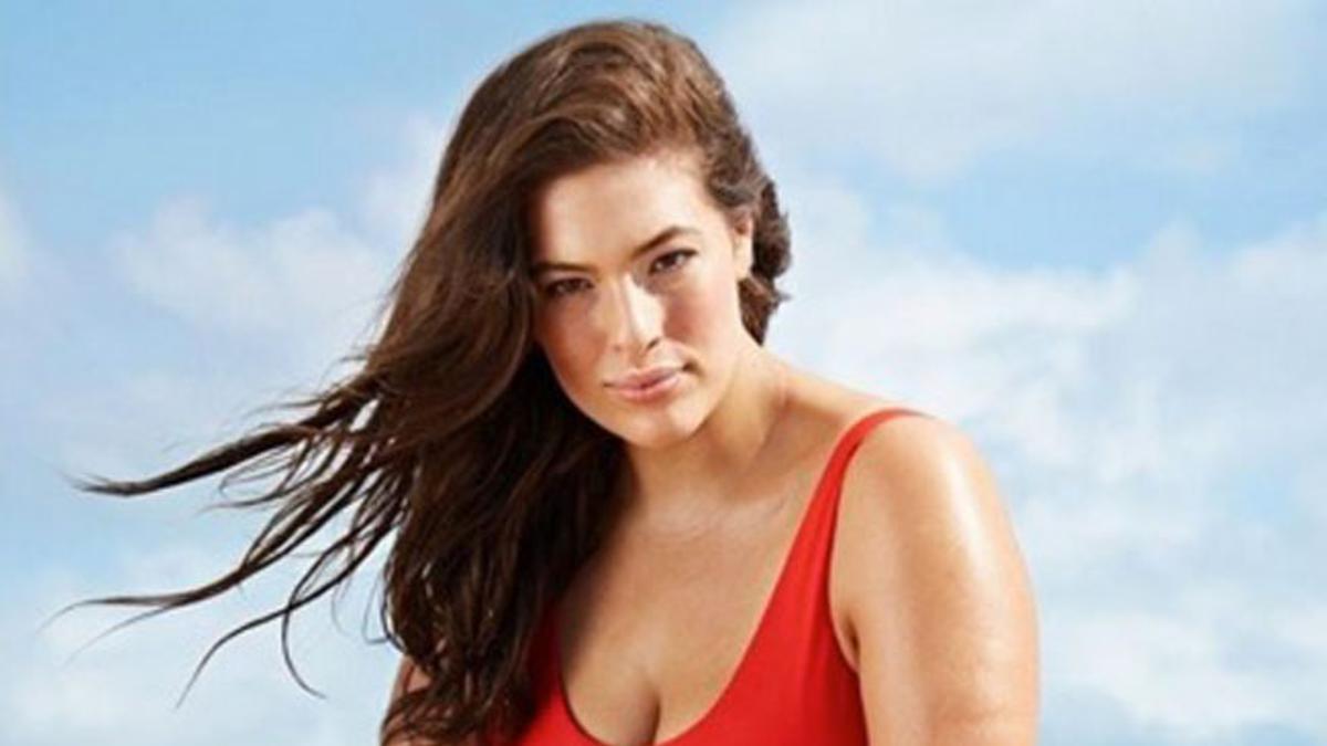 Ashley Graham es la nueva vigilante de la playa