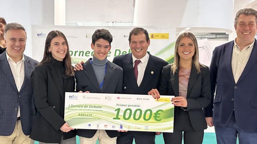 Los ganadores, segundo, tercero y cuarto desde la izquierda. | | LA OPINIÓN