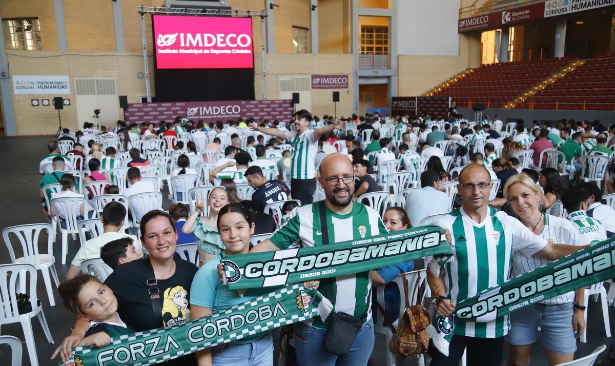 Un grupo de aficionados, antes de empezar a ver el Ponferradina-Córdoba CF del 2024 por el ascenso a la Segunda División.