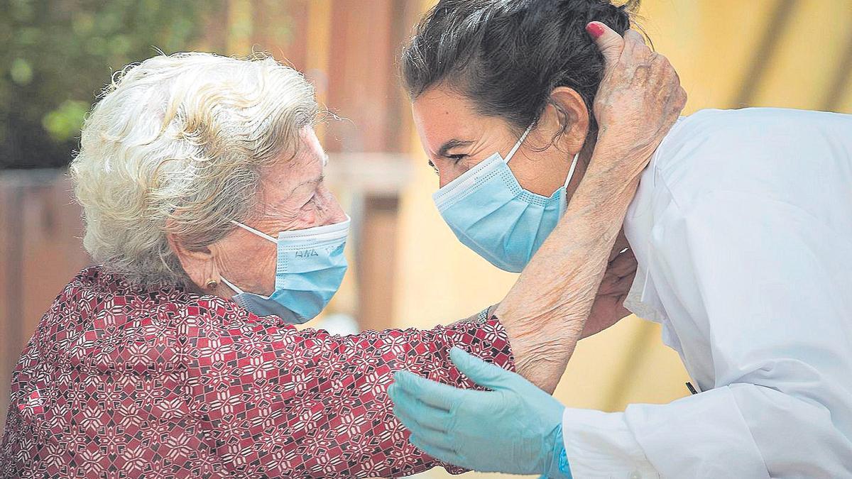 En la foto Ana Martínez y su hija Adela Leiva con una cuidadora