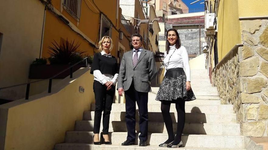 Ibarra, Jódar y Fuentes visitaron ayer la nueva escalinata de acceso a la ermita de San Roque.
