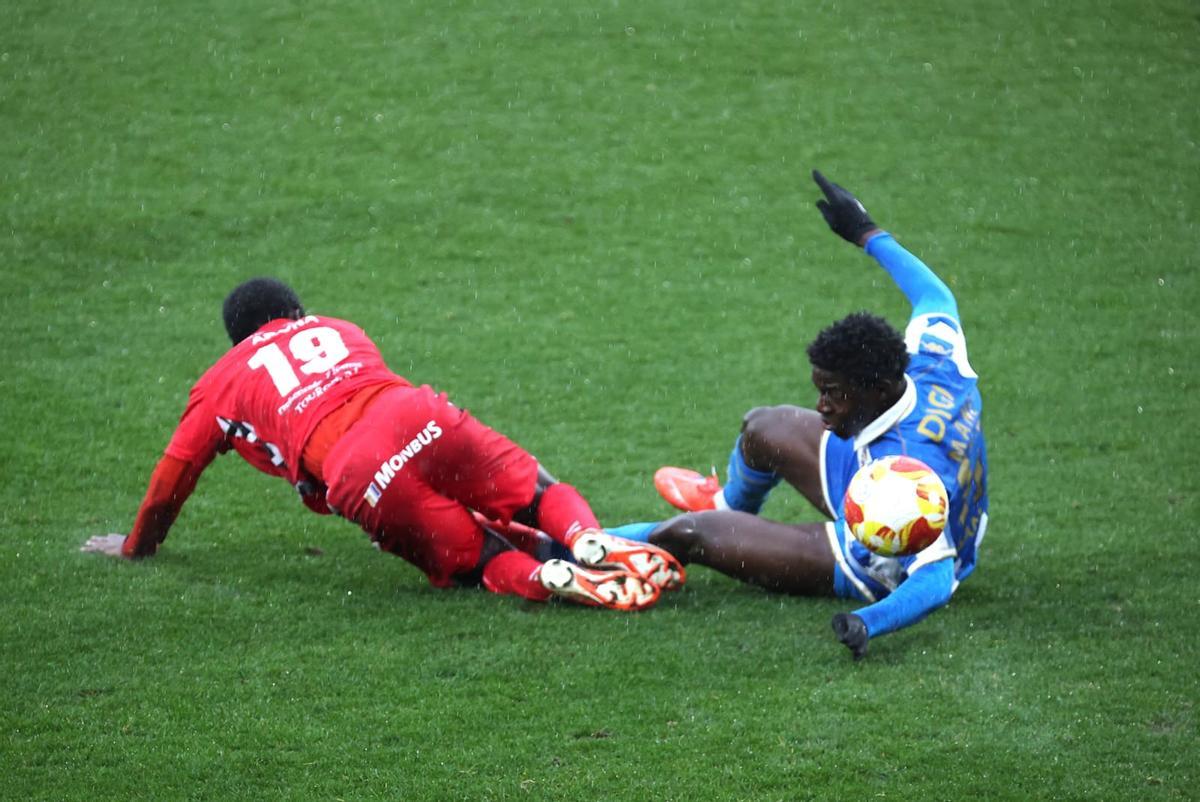 Mane, en el suelo ante la Sarriana