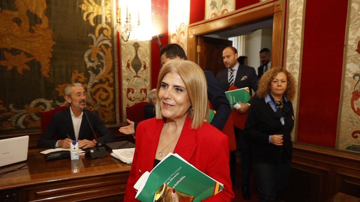 La oposición exige la dimisión de Barcala pero Vox salva al alcalde de su reprobación por el escándalo de las viviendas protegidas de Alicante