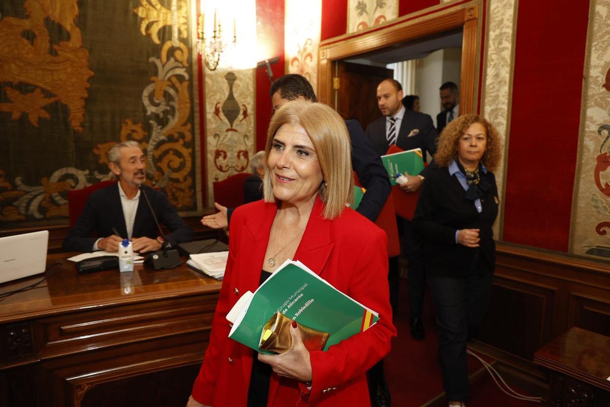 La oposición exige la dimisión de Barcala pero Vox salva al alcalde de su reprobación por el escándalo de las viviendas protegidas de Alicante.