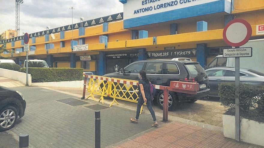 Una mujer pasa por el acceso principal del Estadio Municipal Antonio Lorenzo Cuevas. | L. O.