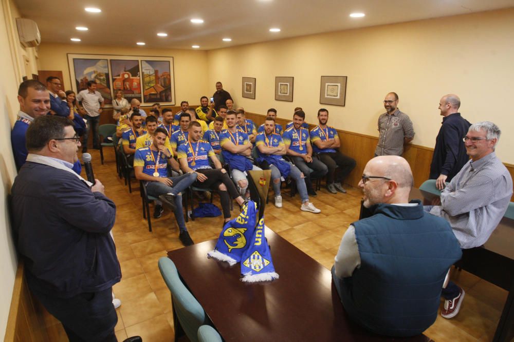 Celebració de l''ascens del Sarrià a la divisió de plata d''handbol