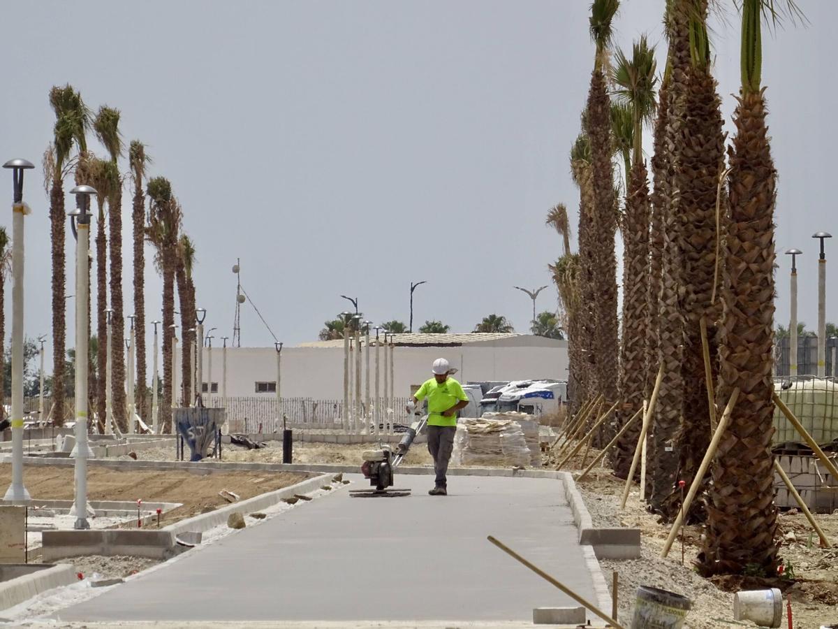 MLG 22-07-2026.-Obras de acerado en el paseo marítimo de Poniente