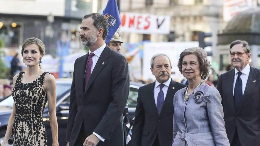 Por la izquierda, la Reina Letizia, el Rey Felipe VI, Wenceslao López, la Reina Sofía y Matías Rodríguez Inciarte, en la entrega de los premios &quot;Princesa de Asturias&quot;, el pasado mes de octubre.