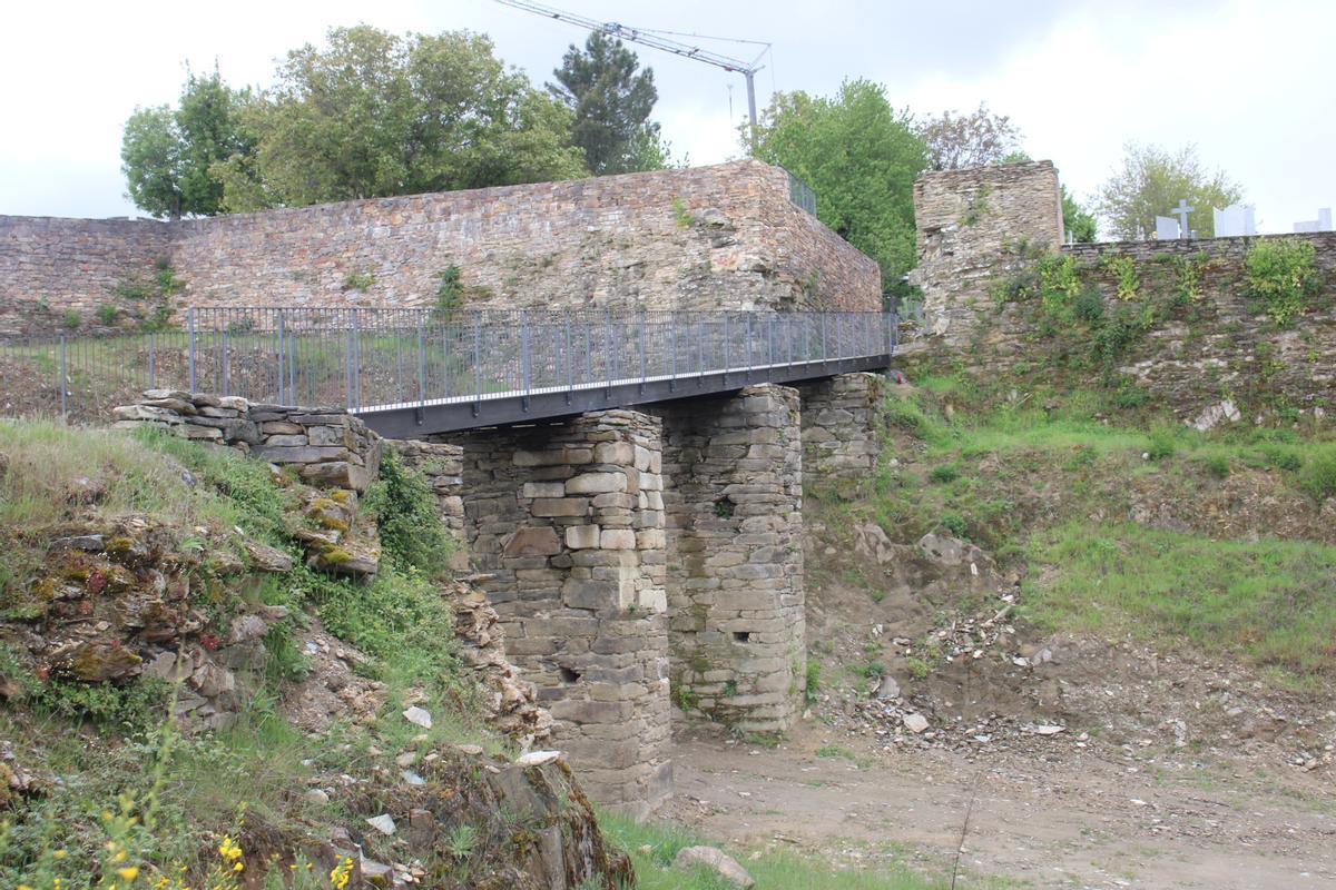Puebla de Sanabria recupera sus estructuras defensivas con un nuevo puente levadizo Puebla de Sanabria recupera sus estructuras defensivas con un nuevo puente levadizo
