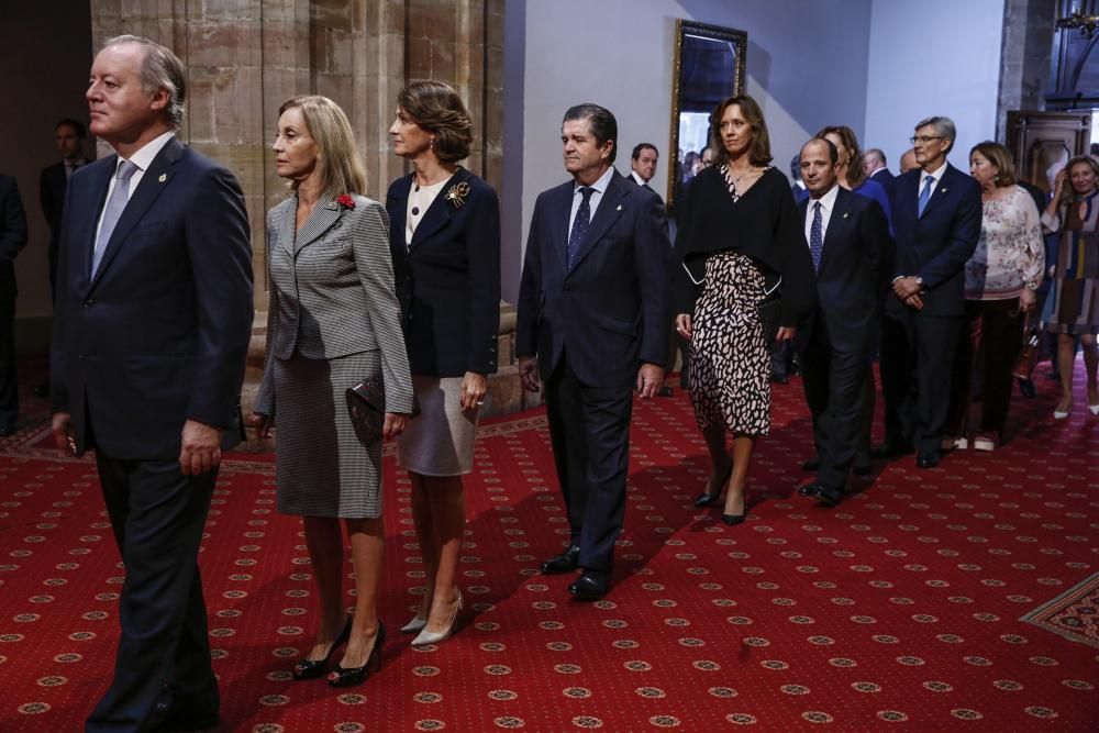 El Rey Felipe VI impone las insignias a los galardonados con los premios "Princesa de Asturias" 2017