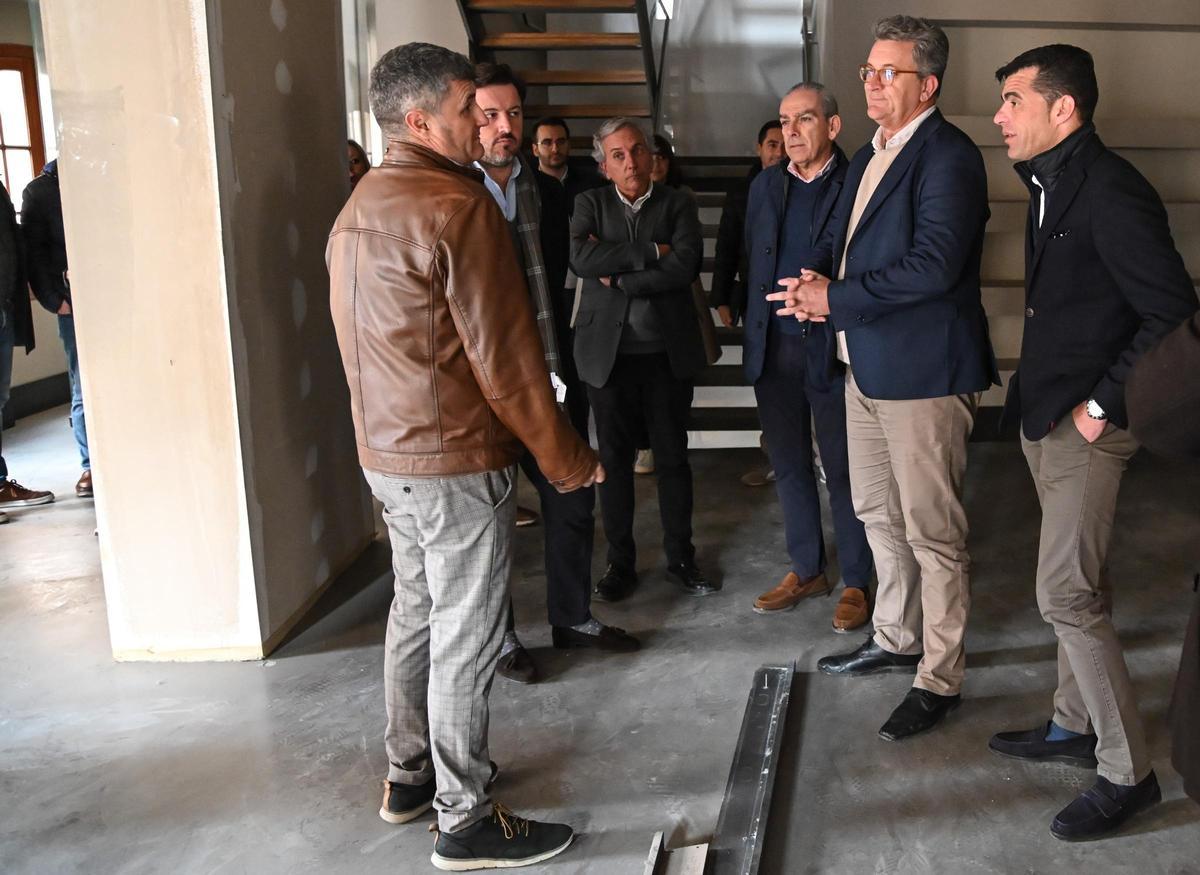 El director general de Evaluación ambiental, Miguel Ángel Ivorra, a la derecha, junto al conseller Vicente Martínez Mus, en una visita a la sede de la Agencia del Territorio en Elx.