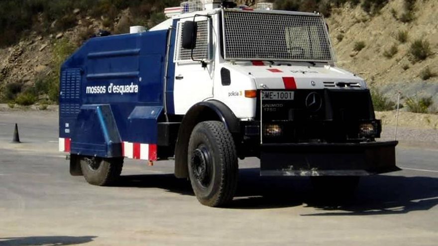 La tanqueta con cañones de agua de los Mossos dispara chorros hasta 60 metros