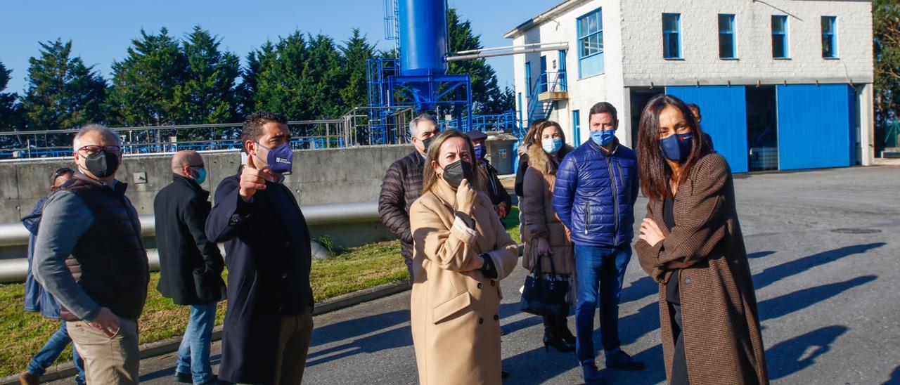 La conselleira Ethel Vázquez, en el centro, durante la visita a Cambados en la que anunció la ampliación de la depuradora