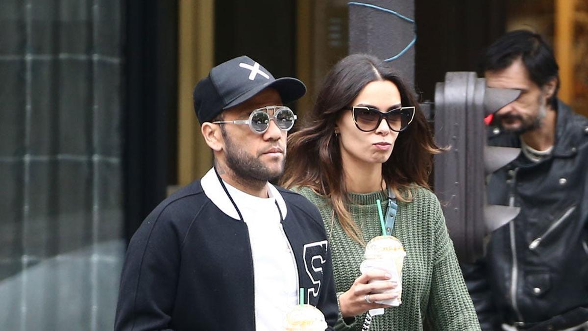 Joana Sanz y Dani Alves por la calle