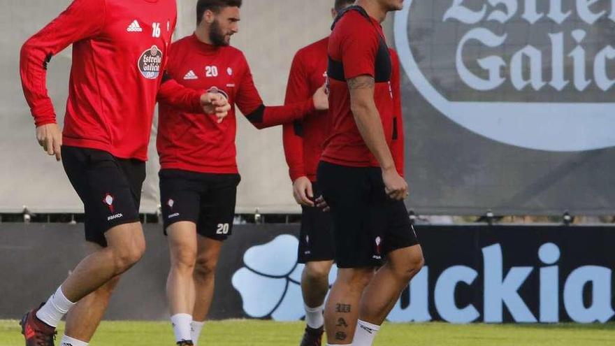 Jozabed, Daniel Wass, y Sergi Gómez, durante un reciente entrenamiento del Celta en A Madroa.  // Alba Villar