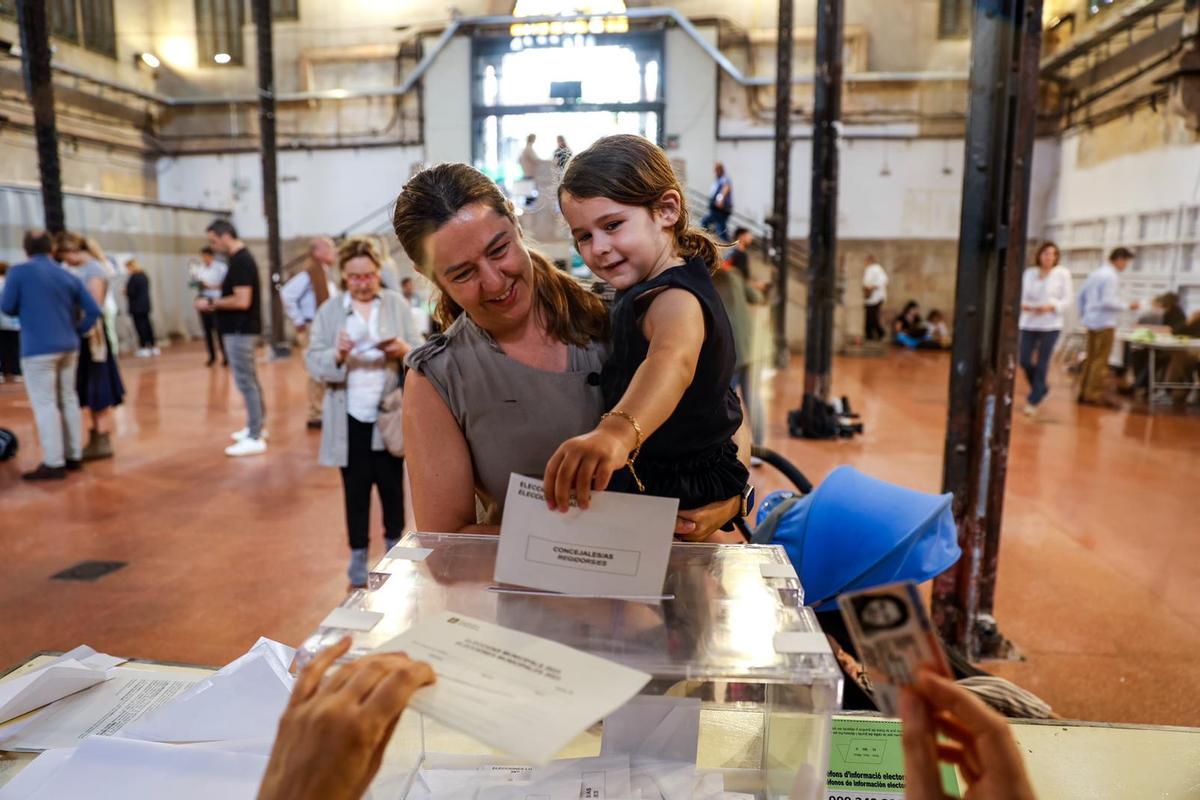 Jornada electoral en el mercado de Galvany de Barcelona