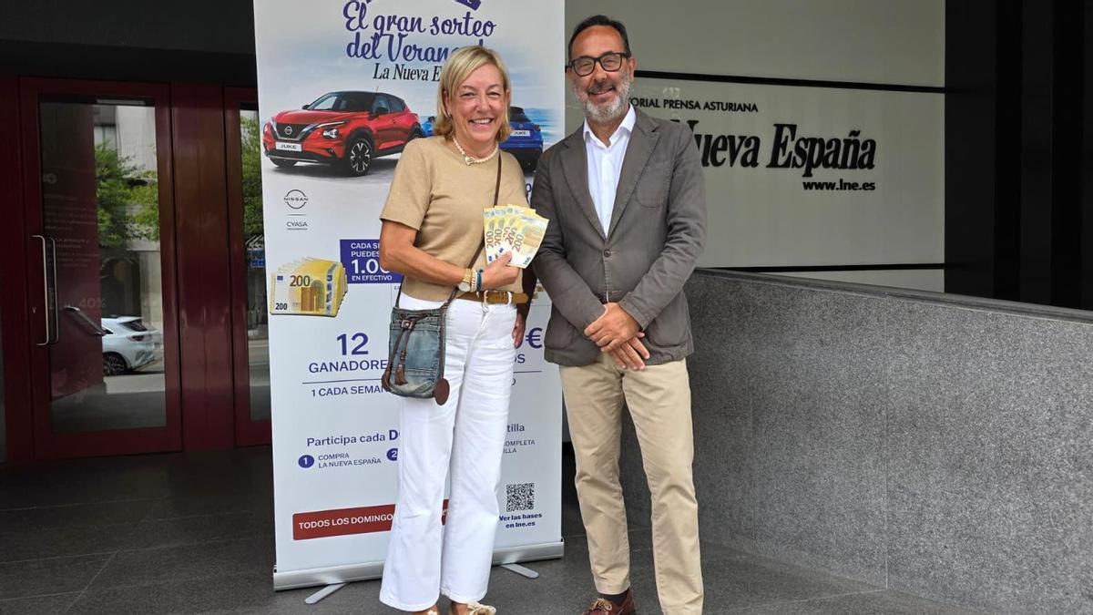 Patricia María Fernández junto al gerente de LA NUEVA ESPAÑA, Marcos Alonso, tras recibir los 1.000 euros.