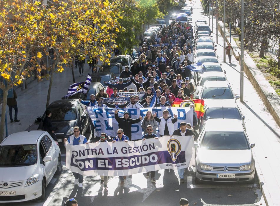 Alrededor de 400 aficionados del Hércules se manifiestan en contra de la gestión de Ortiz y Ramírez.