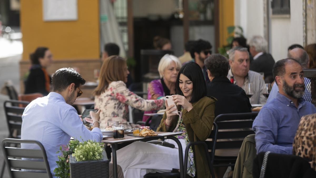 Personas en la terraza de un bar en Sevilla.