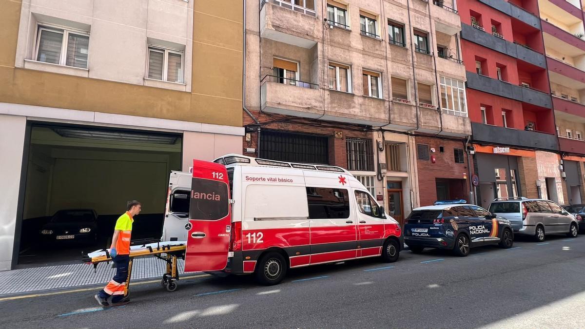 La ambulancia y un coche patrulla policial, en la calle Fermín Canella.