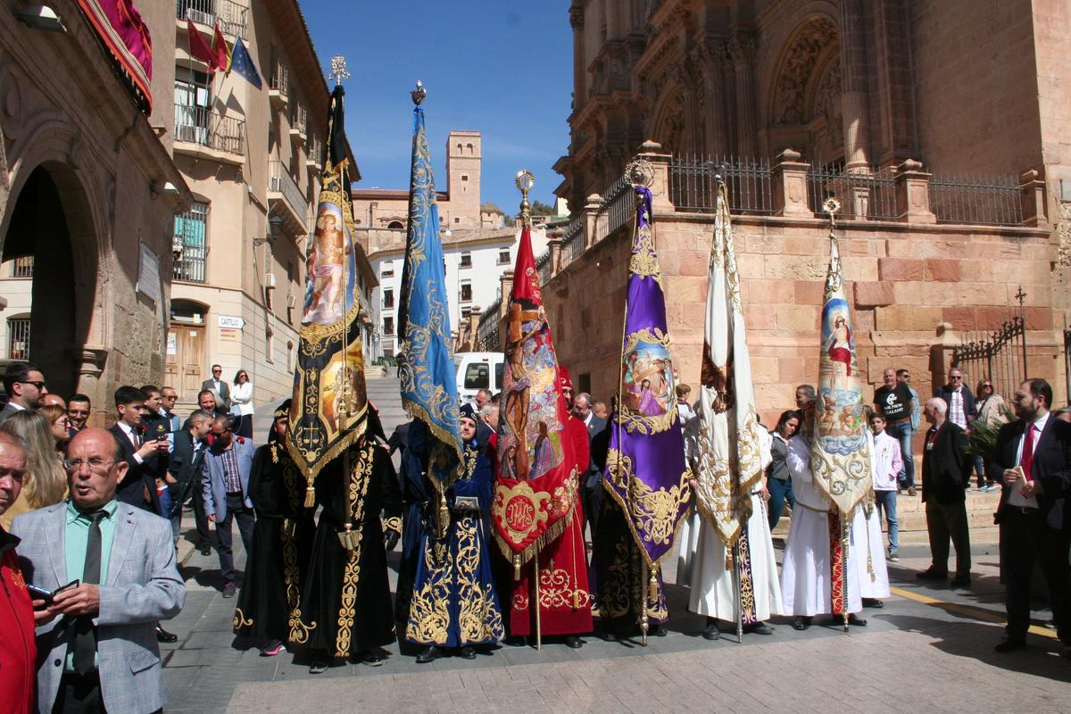 Las banderas tras concluir la ‘Convocatoria’ iniciaban el regreso a sus sedes religiosas.